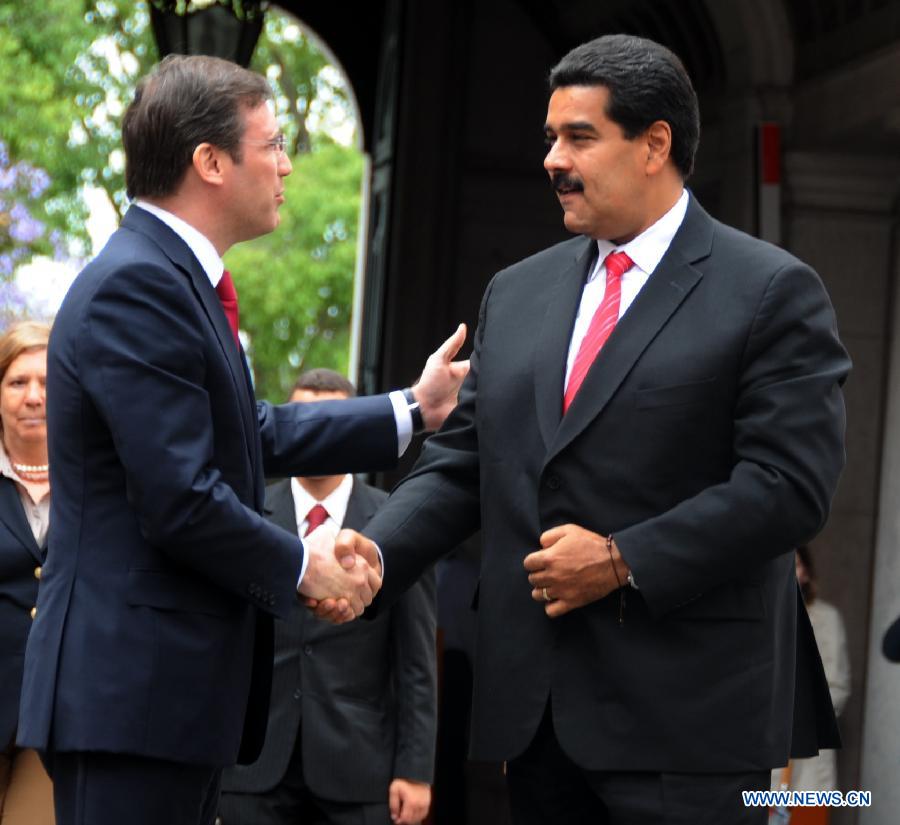 Portuguese Prime Minister Pedro Passos Coelho (L) shakes hands with visiting Venezuelan President Nicolas Maduro at the Foreign Ministry in Lisbon, Portugal, on June 18, 2013. Maduro arrived in Lisbon on Tuesday for an official visit. He held talks with President Anibal Cavaco Silva and Prime Minister Passos Coelho separately. (Xinhua/Zhang Liyun) 