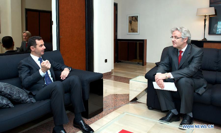 Syrian President Bashar al-Assad (L) receives an interview by Germany's Frankfurter Allgemeine Zeitung newspaper in Damascus, Syria, June 17, 2013.(Xinhua/SANA) 