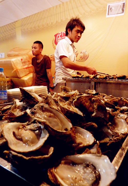 Vendors from Taiwan sell Taiwanese products at a Taiwan-style temple fair in Xiamen, southeast China's Fujian Province, on Friday, June 14, 2013. The temple fair is part of the city's fifth Straits Forum to be held on June 15-21. (CRIENGLISH.com/Yang Yong)