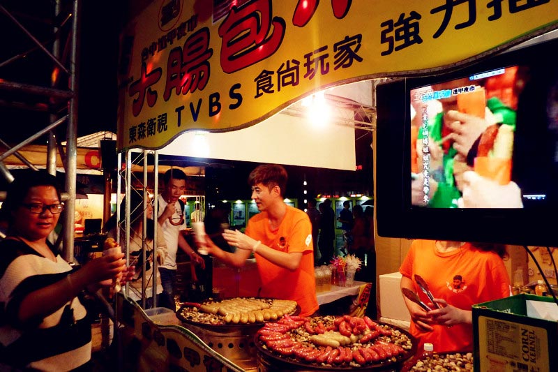 Vendors grill and sell fresh oysters from Taiwan at a Taiwan-style temple fair in Xiamen, southeast China's Fujian Province, on Friday, June 14, 2013. The temple fair is part of the city's fifth Straits Forum to be held on June 15-21. (CRIENGLISH.com/Yang Yong)