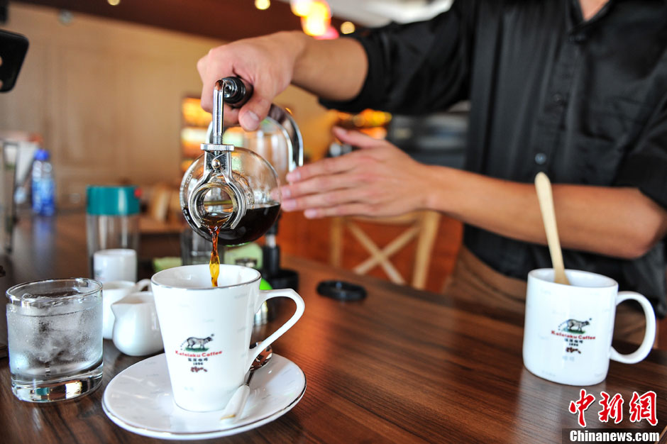 One of the staff at the coffee shop is making kopiluwak coffee.(CNS/Ren Dong)