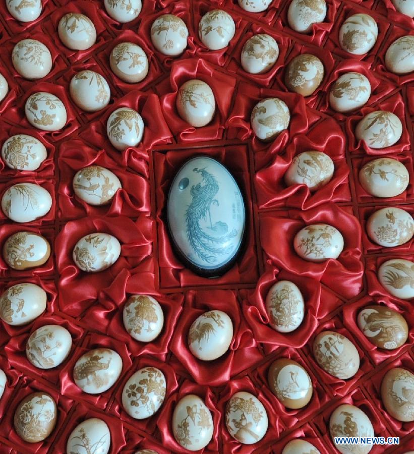Photo taken on June 19, 2013 shows egg carving handicrafts made by Pu Derong, a man from Dongzhuangtou Village in Zhuozhou City, north China's Hebei Province. Pu, who started egg carving in 1995, have won several awards in various contests and exhibitions. (Xinhua/Wang Xiao)
