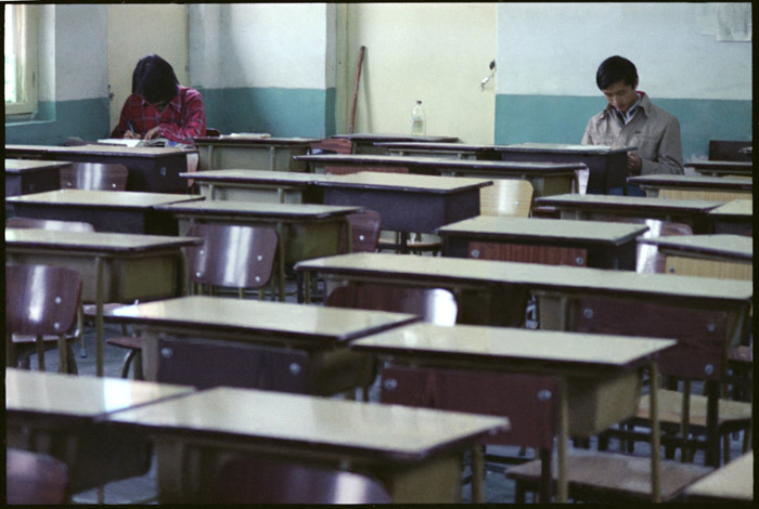 Wang Lin and her classmate read books in the classroom of Beijing No. 171 Middle School in April 1986. The two were in love at the moment. Later they went to the same college, got married and divorced. (Photo/Global Times)