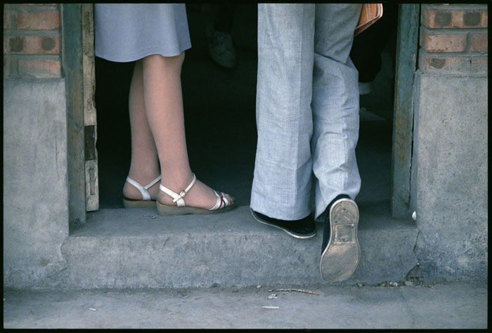 In the doorway of the classroom in Beijing 171 Middle School in June 1983. (Photo/Global Times)