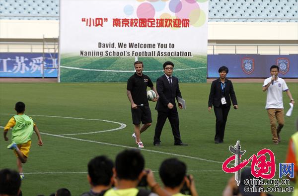 Recently retired football player David Beckham takes part in a training session with students at Nanjing Olympic Center in Nanjing, east China's Jiangsu Province, June 18, 2013. Beckham is on a seven-day visit to China as the ambassador for the Football Programme in China and China's Super League. (Photo/China.org.cn)