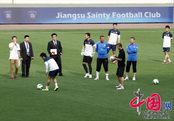 Recently retired football player David Beckham takes part in a training session with students at Nanjing Olympic Center in Nanjing, east China's Jiangsu Province, June 18, 2013. Beckham is on a seven-day visit to China as the ambassador for the Football Programme in China and China's Super League. (Photo/China.org.cn)