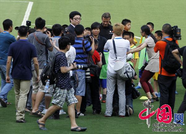 Recently retired football player David Beckham takes part in a training session with students at Nanjing Olympic Center in Nanjing, east China's Jiangsu Province, June 18, 2013. Beckham is on a seven-day visit to China as the ambassador for the Football Programme in China and China's Super League. (Photo/China.org.cn)