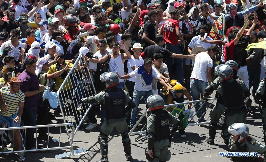 Police confront demonstrators during a protest prior to the FIFA's Confederations Cup Brazil 2013 match between Brazil and Mexico, held at Castelao Stadium, in Fortaleza, Brazil, on June 19, 2013. (Xinhua/Nilton Fukuda/AGENCIA ESTADO) 