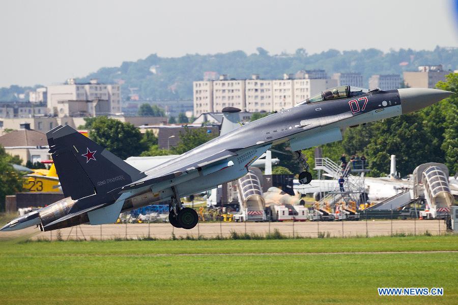 A Russian Su-35 fighter participates in a flying display during the 50th International Paris Air Show at the Le Bourget airport in Paris, France, June 18, 2013. The Paris Air Show runs from June 17 to 23. (Xinhua/Chen Cheng)