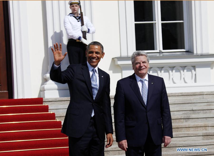 U.S. President Barack Obama (L) greets people during a welcoming ceremony at the Presidential Palace in Berlin, Germany, June 19, 2013. Obama arrived in Berlin on June 18 for an official visit. (Xinhua/Pan Xu)