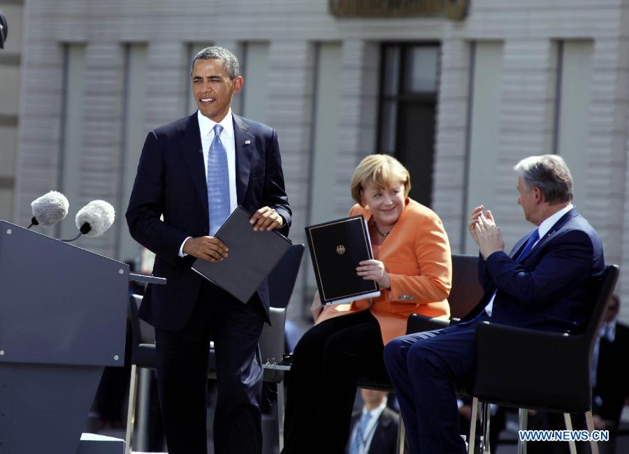 U.S. President Barack Obama (L) prepares to deliver a speech at the Brandenburg Gate in Berlin, Germany, June 19, 2013. Obama arrived in Berlin on June 18 for an official visit. (Xinhua/Pan Xu)