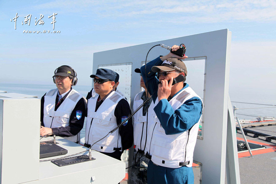 Taking-off, landing exercises of J-15 fighter jets on Liaoning (Photo: chinamil.com.cn)