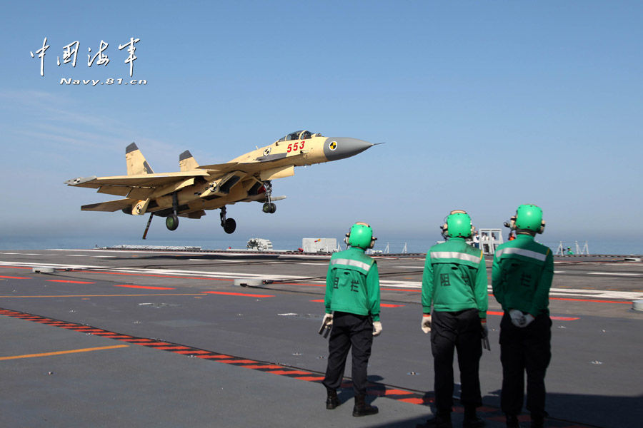 Taking-off, landing exercises of J-15 fighter jets on Liaoning (Photo: chinamil.com.cn)