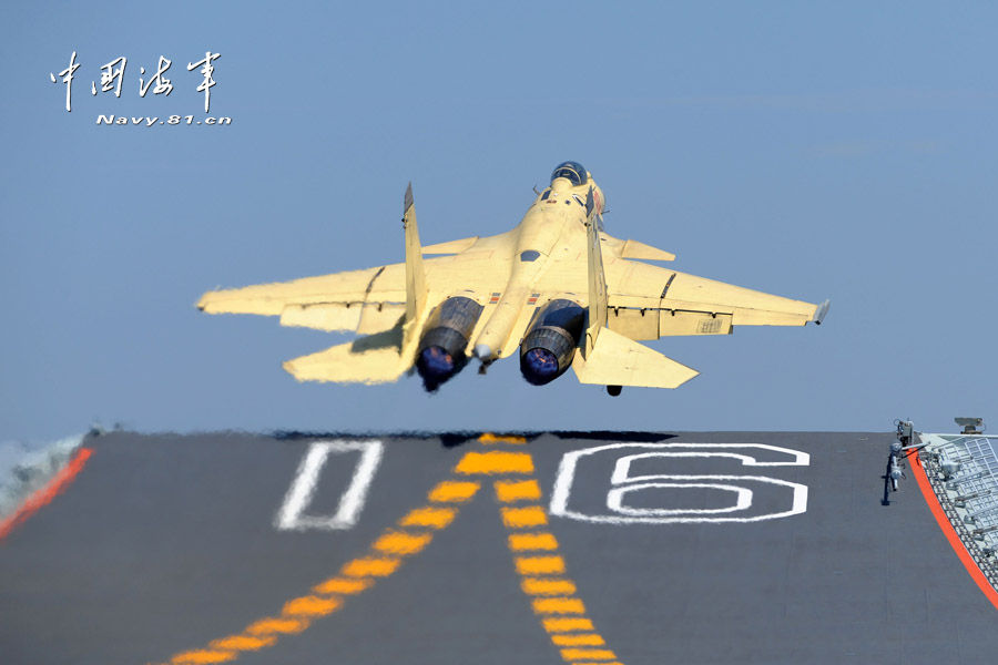 Taking-off, landing exercises of J-15 fighter jets on Liaoning (Photo: chinamil.com.cn)