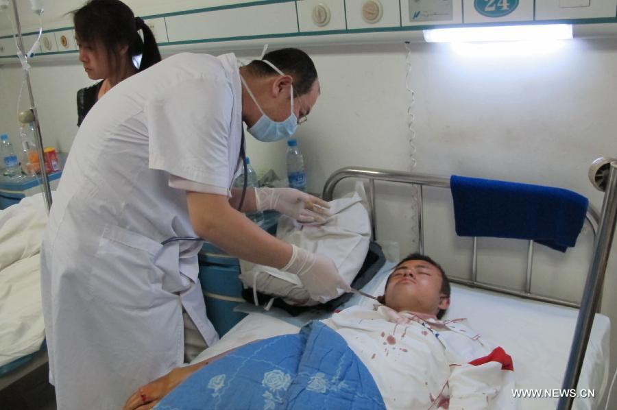 A man injured in a restaurant blast receives treatment at a hospital in Shuozhou City, north China's Shanxi Province, June 20, 2013. Blasts ripped through a restaurant in Shuozhou Wednesday night, killing three people and injuring 149 others. (Xinhua/Lyu Xiaoyu)