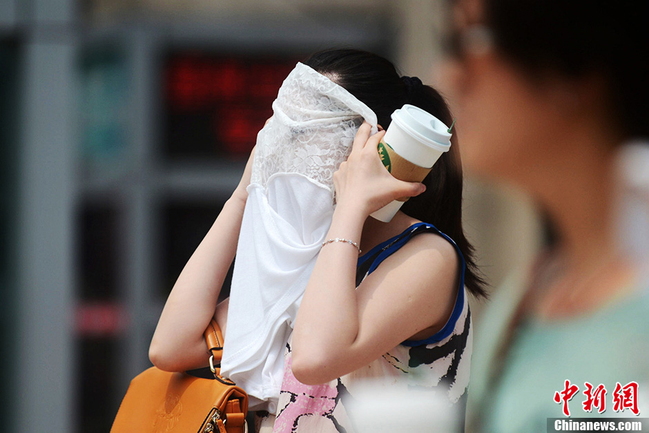 Women in summer dresses on a street in Yangzhou city, east China's Jiangsu province on June 17, 2013. (Photo/Chinanews) 