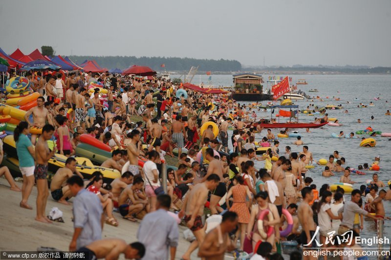 People bathe in the Hanjiang River to resist hot temperature in Xiangfan of central China's Hubei province. (Photo/CFP)