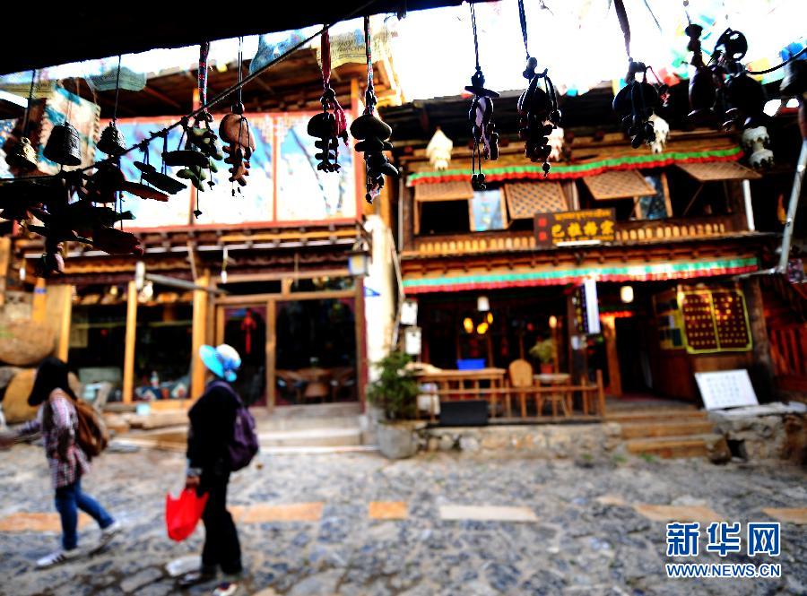 Photo shows the view in Dukezong ancient city of Shangri-la County, Deqen Tibetan Autonomous Prefecture, southwest China's Yunnan Province. Dukezong, which has a history of 1,300 years, means "Moonlight City" in the Tibetan language. (Xinhua)