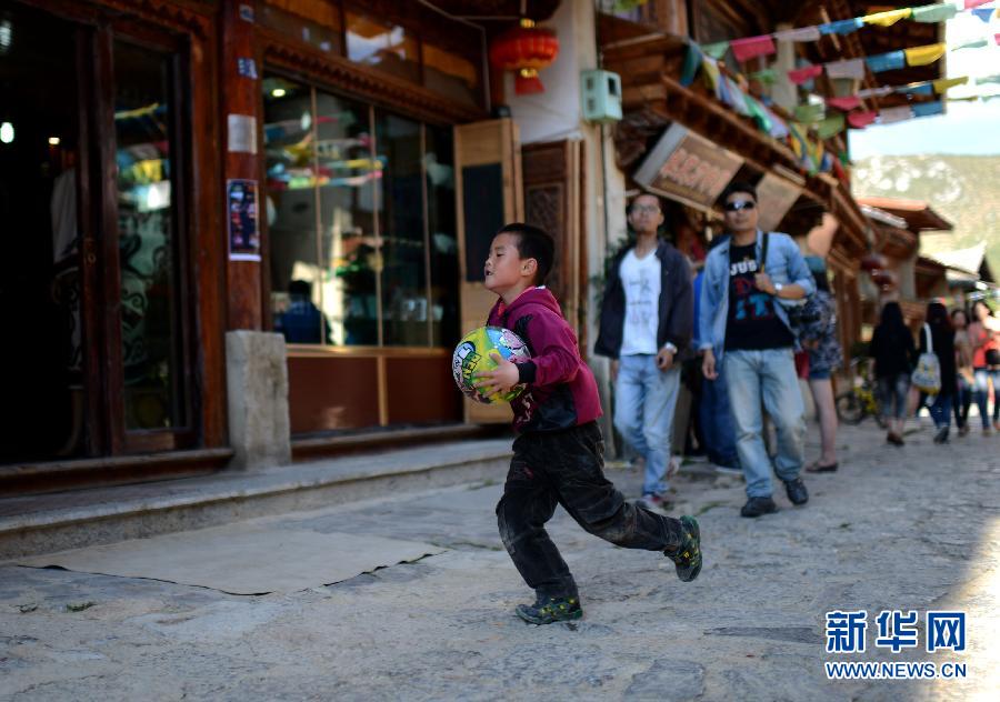 Photo shows the view in Dukezong ancient city of Shangri-la County, Deqen Tibetan Autonomous Prefecture, southwest China's Yunnan Province. Dukezong, which has a history of 1,300 years, means "Moonlight City" in the Tibetan language. (Xinhua)