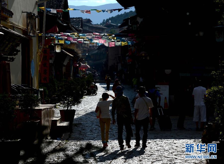 Photo shows the view in Dukezong ancient city of Shangri-la County, Deqen Tibetan Autonomous Prefecture, southwest China's Yunnan Province. Dukezong, which has a history of 1,300 years, means "Moonlight City" in the Tibetan language. (Xinhua)