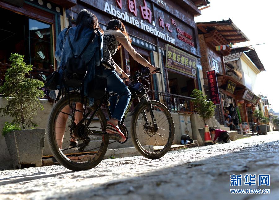 Photo shows the view in Dukezong ancient city of Shangri-la County, Deqen Tibetan Autonomous Prefecture, southwest China's Yunnan Province. Dukezong, which has a history of 1,300 years, means "Moonlight City" in the Tibetan language. (Xinhua)