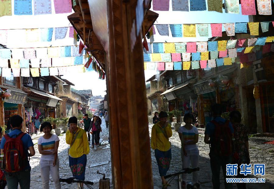 Photo shows the view in Dukezong ancient city of Shangri-la County, Deqen Tibetan Autonomous Prefecture, southwest China's Yunnan Province. Dukezong, which has a history of 1,300 years, means "Moonlight City" in the Tibetan language. (Xinhua)