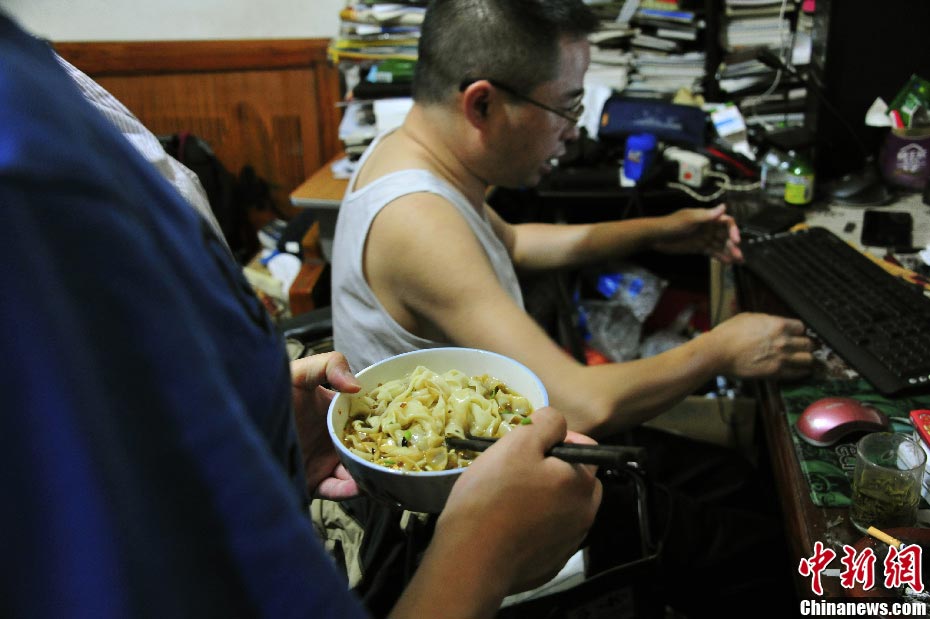 Kang Kang makes dinner for his father. (Photo/CNS) 