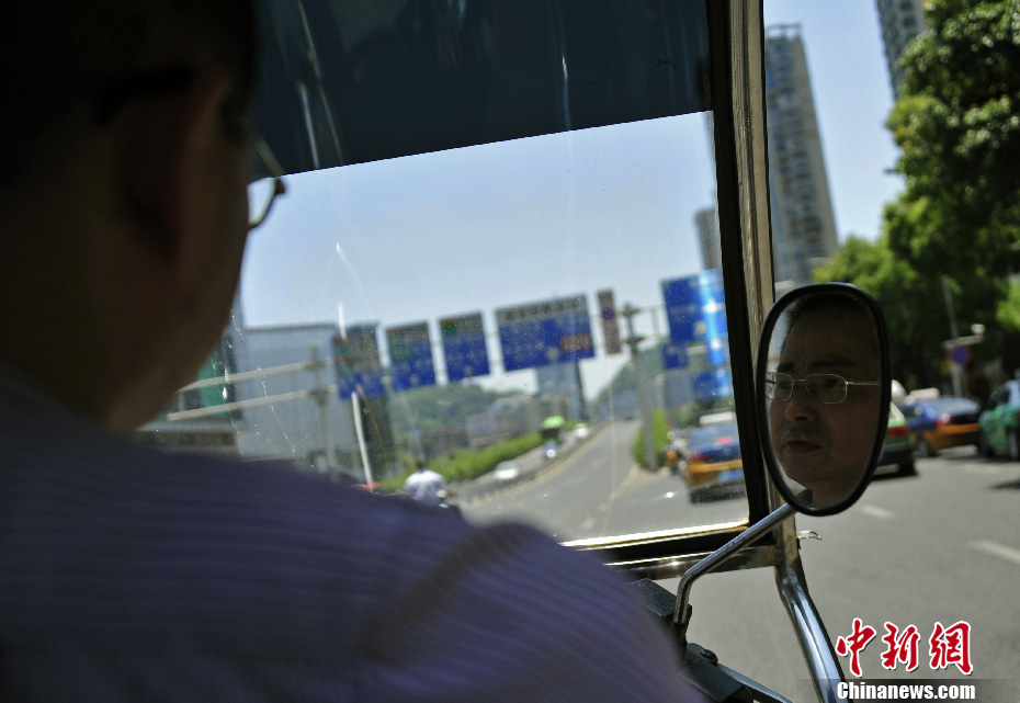 Duan rides a motor tricycle to go outside. (Photo/CNS) 