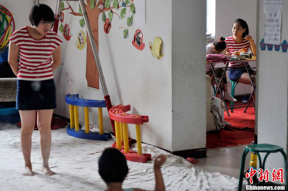 Li Xiaojiao teaches children science and arts while other volunteers instruct children’s rehabilitation in the classroom. It has been 5 years since Li established the non-profit classroom specifically for children with autism in Taiyuan, north China’s Shanxi province. (Photo by Weiliang/ Chinanews.com)