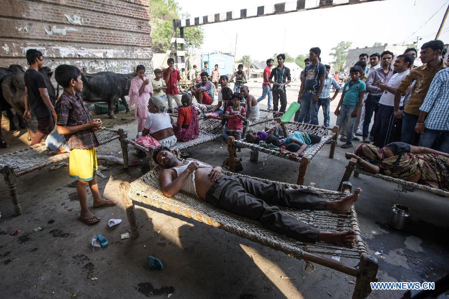 Homeless people live at the roadside as their houses were submerged by floodwaters of the Yamuna River in New Delhi, India, June 20, 2013. The Indian capital has been put on flood alert after its main Yamuna river breached the danger mark following incessant rainfall since June 16. So far, more than 150 people have died in Uttarakhand floods, while thousands have been displaced and stranded, according to reports. (Xinhua/Zheng Huansong) 