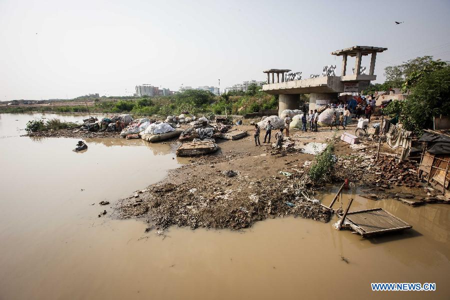 Homeless people wait to transport belongings from their houses which were submerged by floodwaters of the Yamuna River in New Delhi, India, June 20, 2013. The Indian capital has been put on flood alert after its main Yamuna river breached the danger mark following incessant rainfall since June 16. So far, more than 150 people have died in Uttarakhand floods, while thousands have been displaced and stranded, according to reports. (Xinhua/Zheng Huansong) 