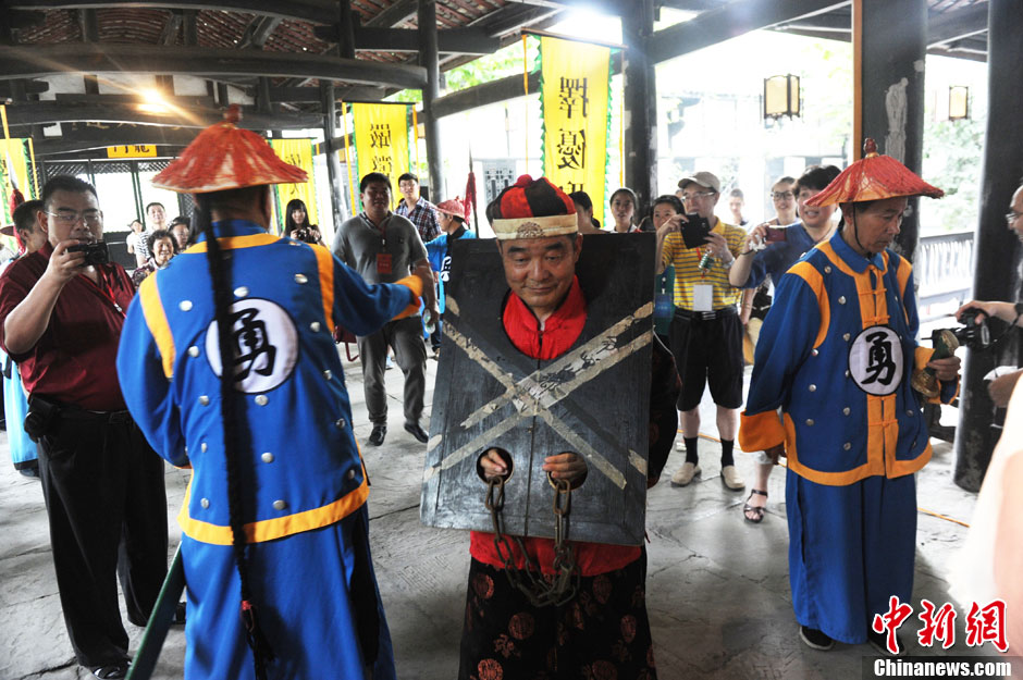 The picture shows a "cheating candidates" was put in shackles. (CNS/Zhang Lang)