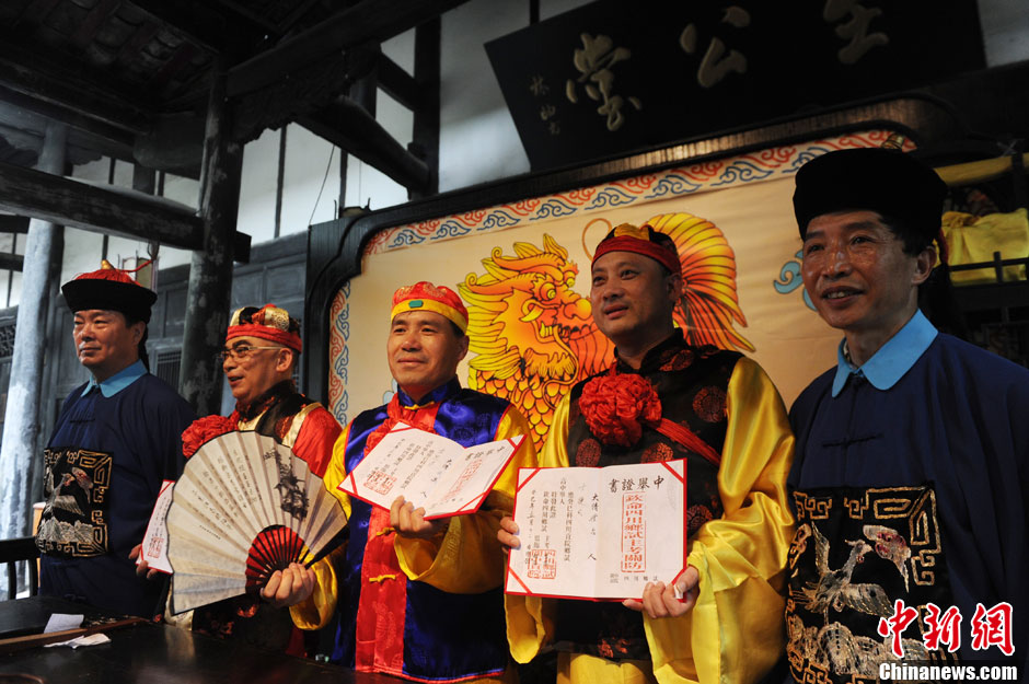 The picture shows a "scholar" and a "proctor" taking photos together.(CNS/Zhang Lang)