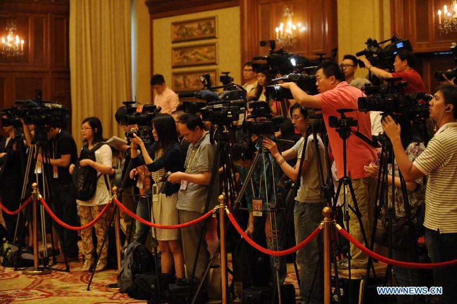 Journalists work during the ninth round of cross-strait talks in Shanghai, east China, June 21, 2013. The ninth round of talks between the mainland-based Association for Relations Across the Taiwan Straits (ARATS) and the Taiwan-based Straits Exchange Foundation (SEF) was held here on Friday. (Xinhua/Chen Yehua)