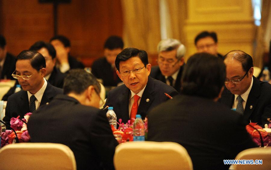 Chen Deming (C), president of the mainland-based Association for Relations Across the Taiwan Straits (ARATS), addresses the ninth round of cross-strait talks in Shanghai, east China, June 21, 2013. The ninth round of talks between ARATS and the Taiwan-based Straits Exchange Foundation (SEF) was held here on Friday. (Xinhua/Chen Yehua)