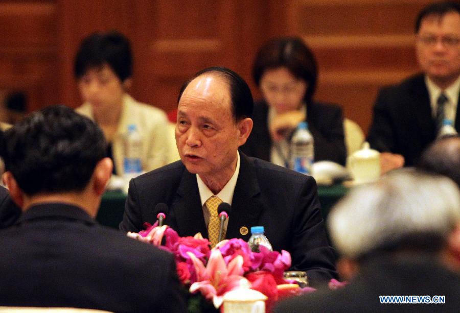 Lin Join-sane (C), chairman of the Taiwan-based Straits Exchange Foundation (SEF), addresses the ninth round of cross-strait talks in Shanghai, east China, June 21, 2013. The ninth round of talks between the mainland-based Association for Relations Across the Taiwan Straits (ARATS) and SEF was held here on Friday. (Xinhua/Ren Long)