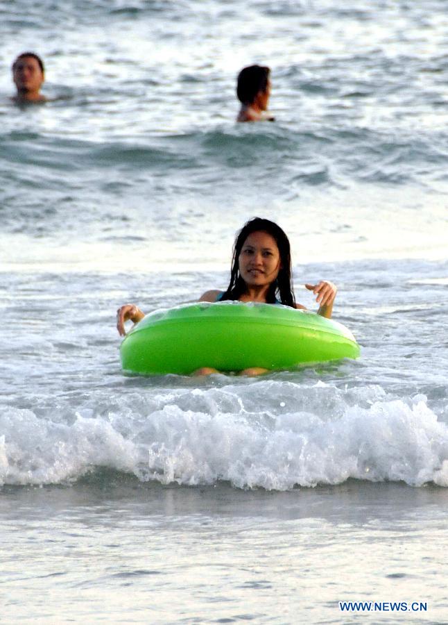 Tourists swim at Dadonghai in Sanya, south China's Hainan Province, June 20, 2013. People took actions to keep away from heat as the temperature in Sanya reached 30 degrees centigrade above recently. (Xinhua/Zhang Yongfeng)