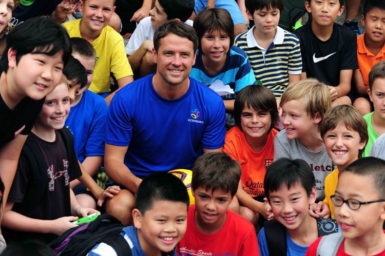 In a low-key arrival: Michael Owen arrives in Shenzhen on June 13, 2013, and receives warm welcome by the little fans. (Photo/Osports)