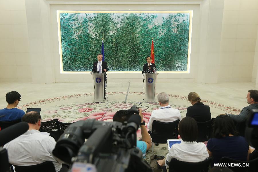 Chinese Commerce Minister Gao Hucheng (R) and EU Trade Commissioner Karel De Gucht meet the press after the 27th China-EU Economic and Trade Joint Committee meeting in Beijing, capital of China, June 21, 2013. (Xinhua/Xing Guangli) 