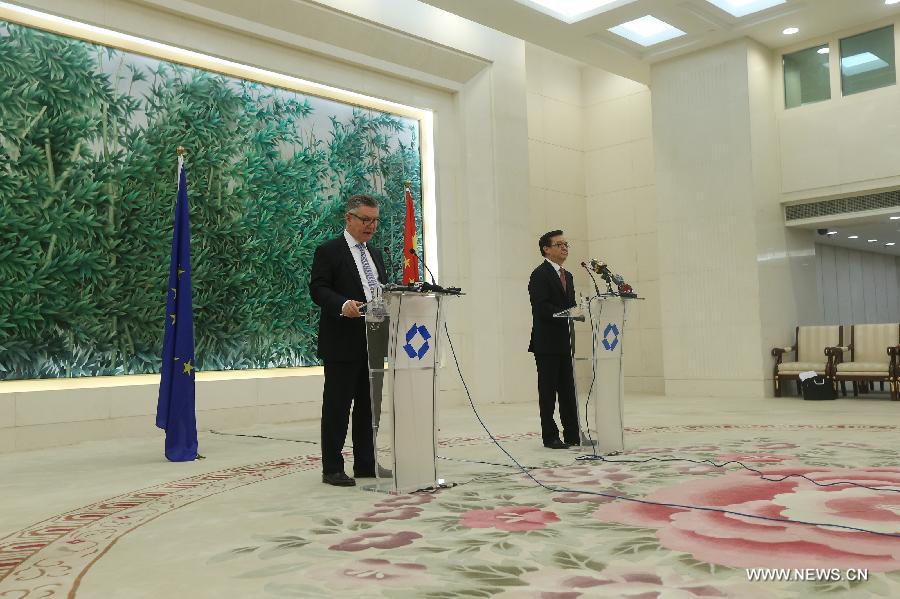 Chinese Commerce Minister Gao Hucheng (R) and EU Trade Commissioner Karel De Gucht meet the press after the 27th China-EU Economic and Trade Joint Committee meeting in Beijing, capital of China, June 21, 2013. (Xinhua/Xing Guangli) 