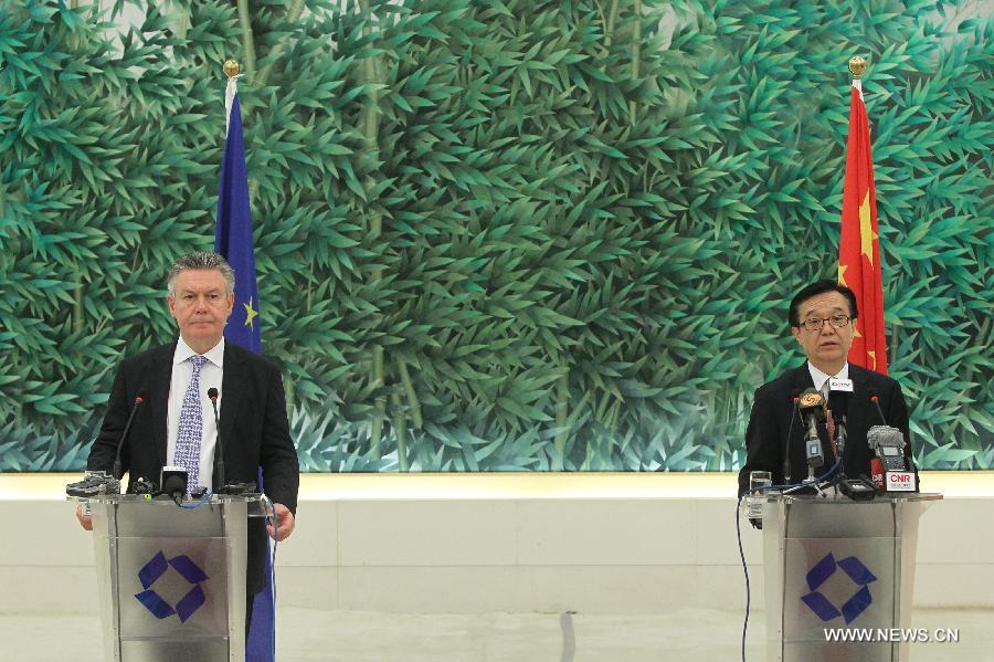 Chinese Commerce Minister Gao Hucheng (R) and EU Trade Commissioner Karel De Gucht meet the press after the 27th China-EU Economic and Trade Joint Committee meeting in Beijing, capital of China, June 21, 2013. (Xinhua/Xing Guangli) 