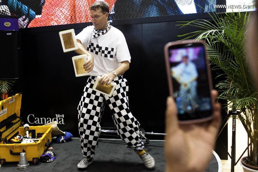 An artist performs at the Beijing International Tourism Expo (BITE) 2013 in Beijing, capital of China, June 21, 2013. The BITE 2013 kicked off on Friday, attracting 887 exhibitors from 81 countries and regions. [Photo: Xinhua/Liu Jinhai] 