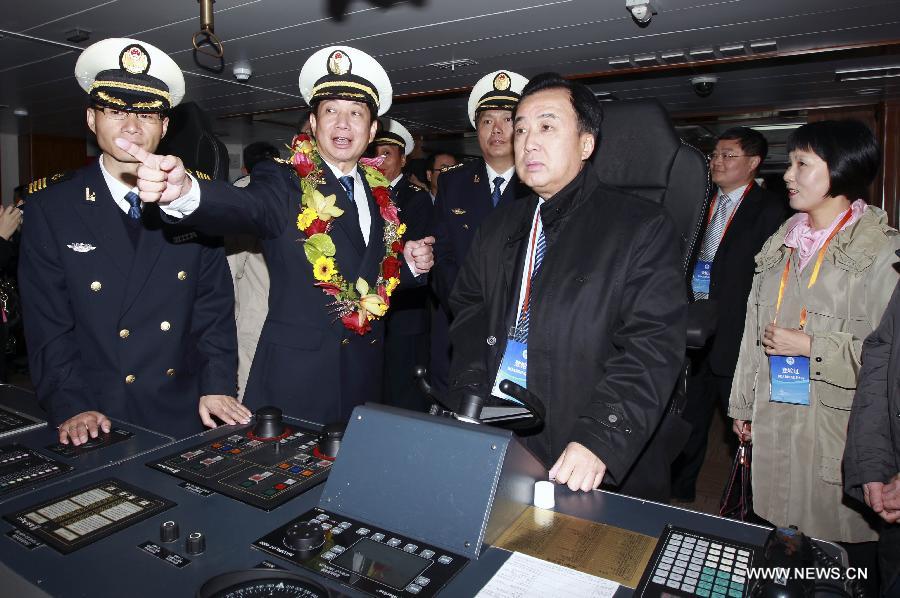 Chinese Ambassador to Australia Chen Yuming (front) visits the search and rescue vessel "Haixun 01" in Sydney, Australia, June 22, 2013. China's largest search-and-rescue vessel "Haixun 01" arrived at Sydney's Garden Island port Saturday on its first international voyage. (Xinhua/Jin Linpeng) 