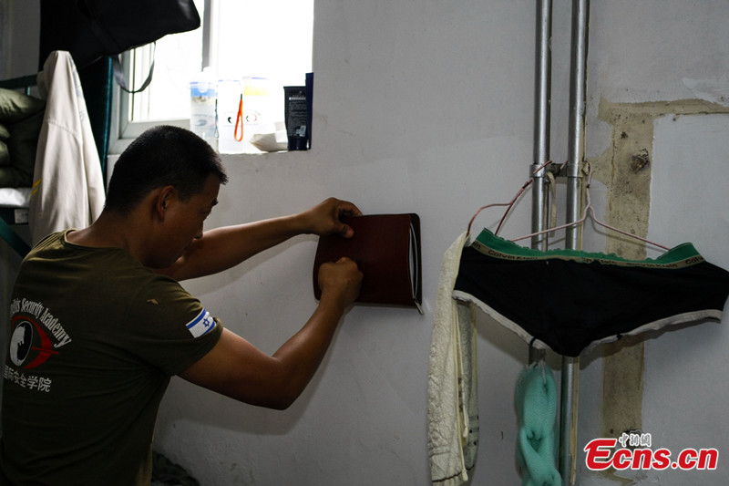 A bodyguard is practicing in the dormitory. During the hell week, they are trained by foreign instructors more than 20 hours a day and one third will fail to advance to next phase of training.. (CNS/Yang Yang)