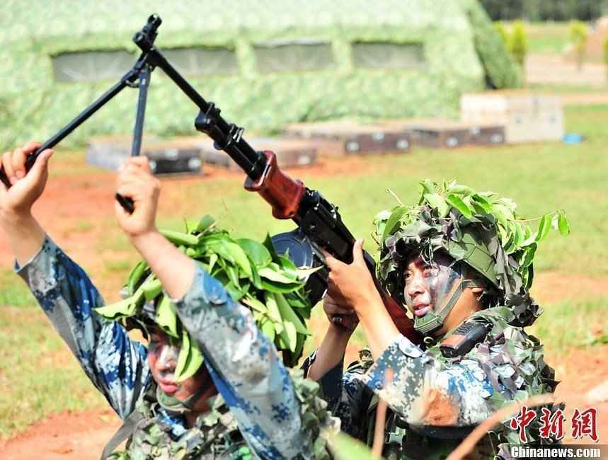 Soldiers of a ground-to-air missile brigade of the Air Force in an emergency drill. (Chinanews.com)