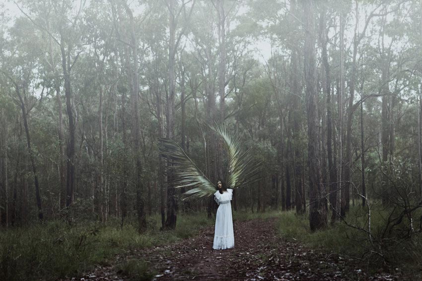 Photographer and former dancer Ingrid Endel completely transforms herself in a series of bewitching self-portraits. (Source: huanqiu.com)