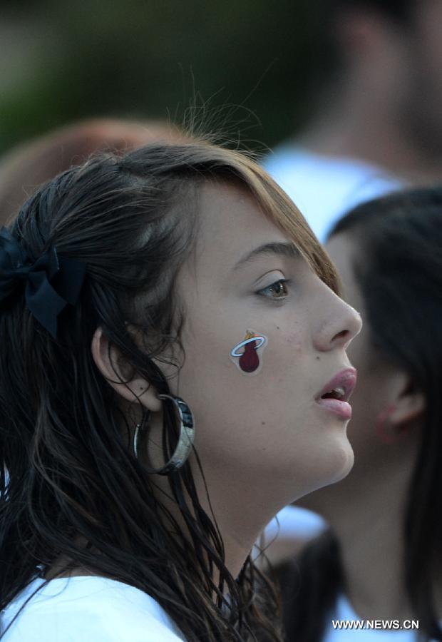 A fan of Miami Heat reacts prior to game 7 of the NBA finals between Miami Heat and San Antonio Spurs on June 20, 2013 in Miami, the United States. (Xinhua/Wang Lei)