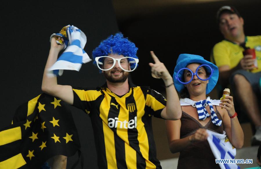 Two fans wait for the FIFA's Confederations Cup Brazil 2013 match between Uruguay and Nigeria in Salvador, Brazil, on June 20, 2013. Uruguay won 2-1. (Xinhua/Nicolas Celaya)