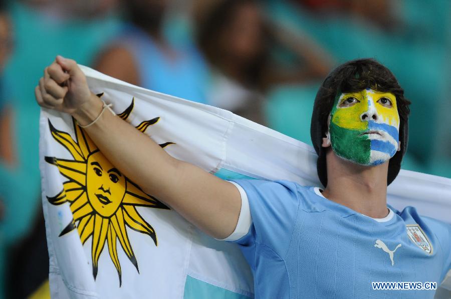 A fan of Uruguay waits for the FIFA's Confederations Cup Brazil 2013 match between Uruguay and Nigeria in Salvador, Brazil, on June 20, 2013. Uruguay won 2-1. (Xinhua/Nicolas Celaya)