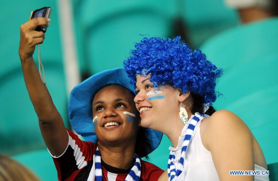 Fans of Uruguay take photos prior to the FIFA's Confederations Cup Brazil 2013 match between Uruguay and Nigeria in Salvador, Brazil, on June 20, 2013. Uruguay won 2-1. (Xinhua/Nicolas Celaya)